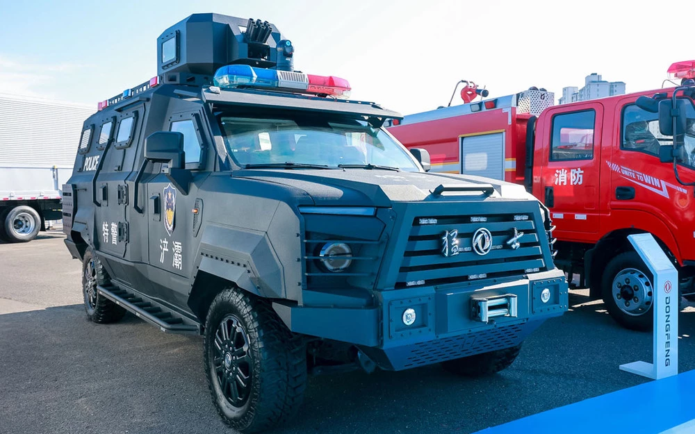 Полицейский автомобиль на базе Dongfeng MS600 сбоку спереди