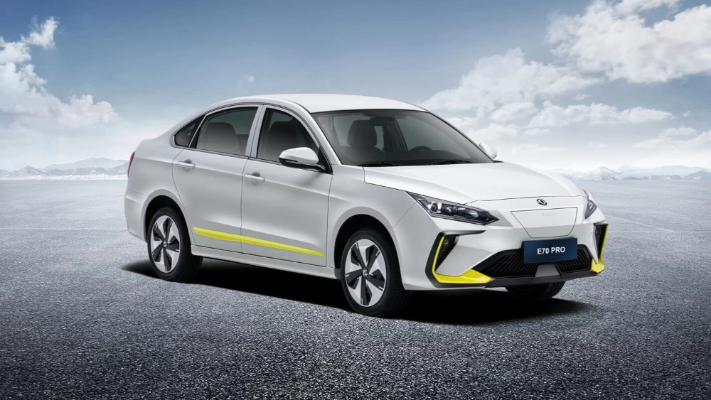 Dongfeng Aeolus (Fengshen) E70 Pro сбоку спереди