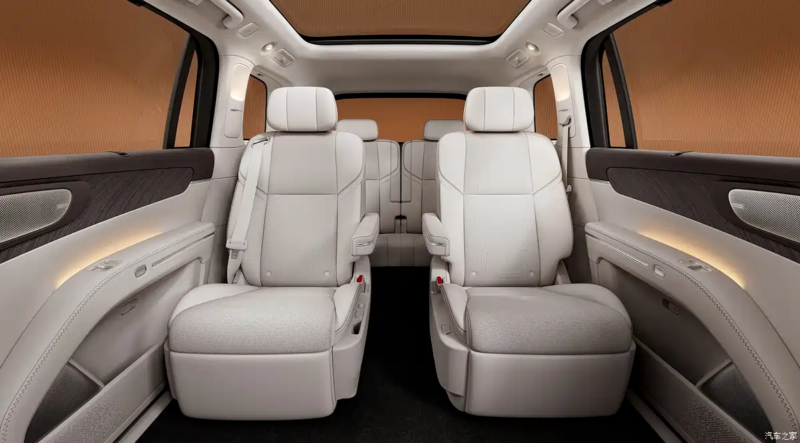 В Китае Leapmotor D19 выделяется крупнейшей в классе EREV батареей на 80,3 кВтч, интерьер модели рассекречен.