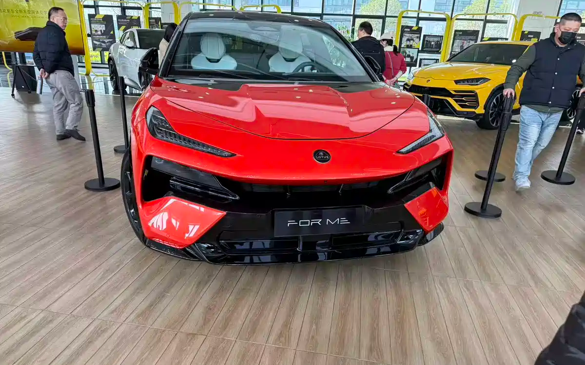 В Китае Lotus Eletre PHEV дебютировал с мощностью 952 л.с. и запасом хода 420 км на электротяге, выделяясь на рынке.