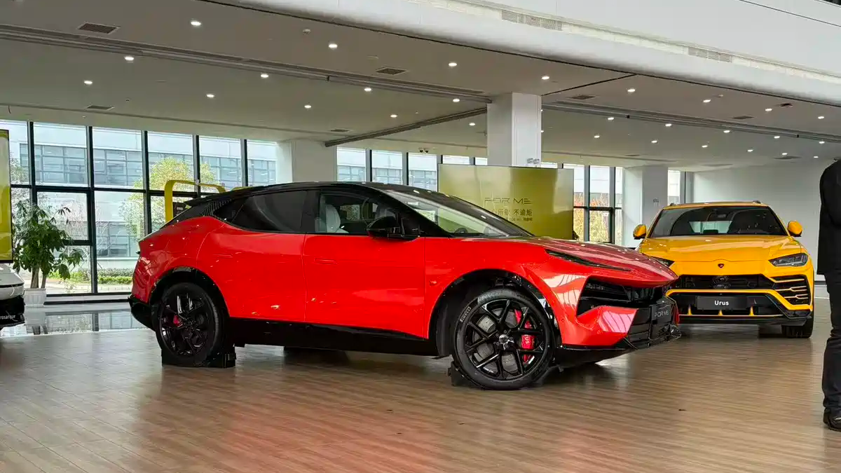 В Китае Lotus Eletre PHEV дебютировал с мощностью 952 л.с. и запасом хода 420 км на электротяге, выделяясь на рынке.
