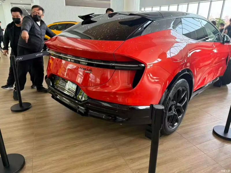 В Китае Lotus Eletre PHEV дебютировал с мощностью 952 л.с. и запасом хода 420 км на электротяге, выделяясь на рынке.