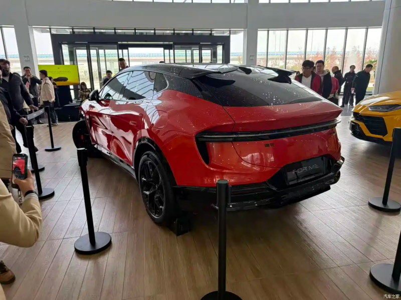 В Китае Lotus Eletre PHEV дебютировал с мощностью 952 л.с. и запасом хода 420 км на электротяге, выделяясь на рынке.