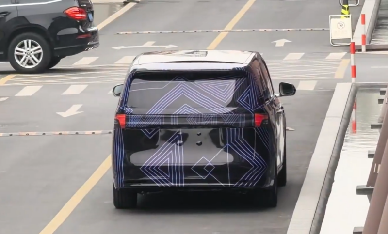В Китае ожидается презентация нового MPV Luxeed V9, поддержанного Huawei, весной 2026 года.