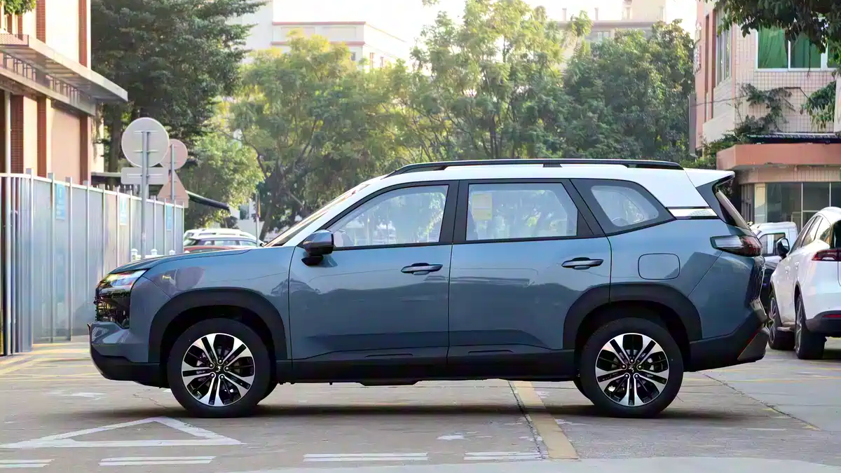 В Китае представлен полноприводный SUV Wuling Xingguang 560 от SGMW с различными вариантами двигателей, от 8400 долларов США.