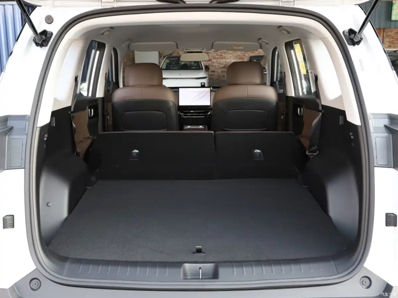 В Китае представлен полноприводный SUV Wuling Xingguang 560 от SGMW с различными вариантами двигателей, от 8400 долларов США.