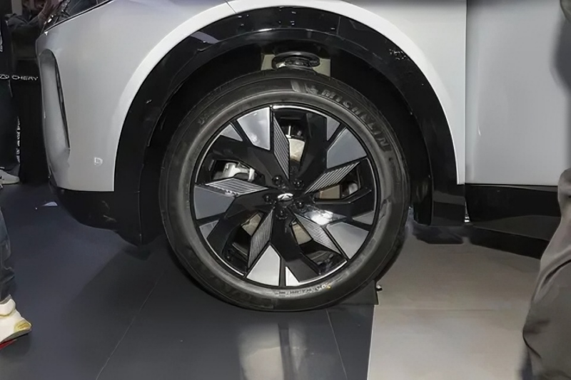 В Китае Chery Fulwin T9L PHEV предлагает полный привод мощностью 260 кВт и крутящий момент 330 Нм.