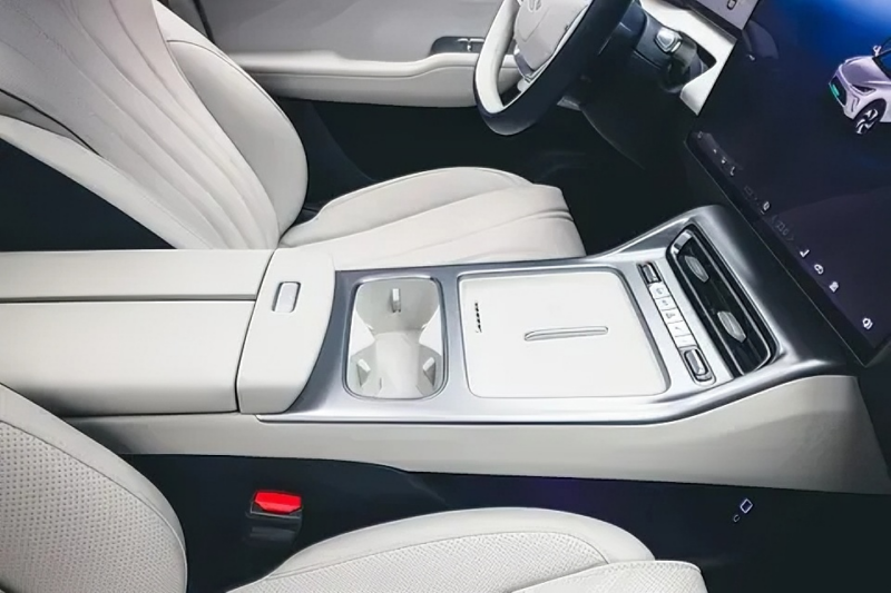 В Китае Chery Fulwin T9L PHEV предлагает полный привод мощностью 260 кВт и крутящий момент 330 Нм.