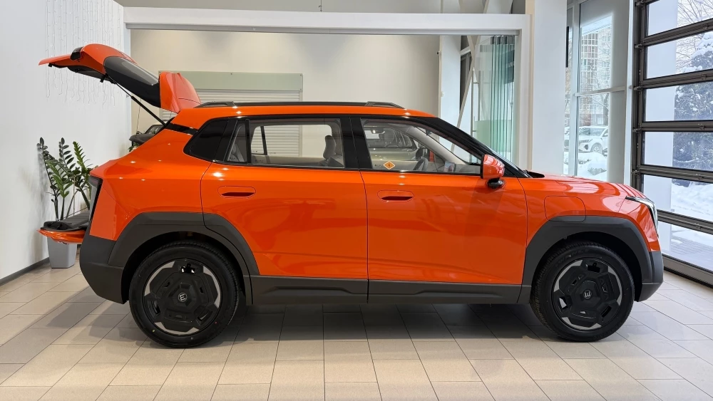 новый Evolute i-Joy у дилера в автосалоне купить ГК А Драйв в Воронеже сбоку