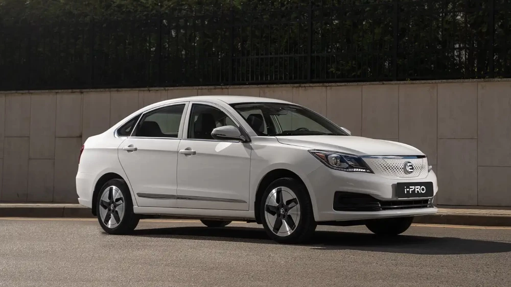 Электрический седан Evolute i-Pro сбоку спереди