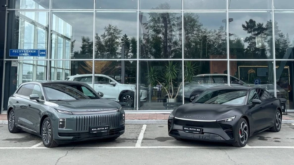 Автомобили Exlantix ET и ES у автосалона «Exeed Центр Автоград Восток» в Тюмени у дилера