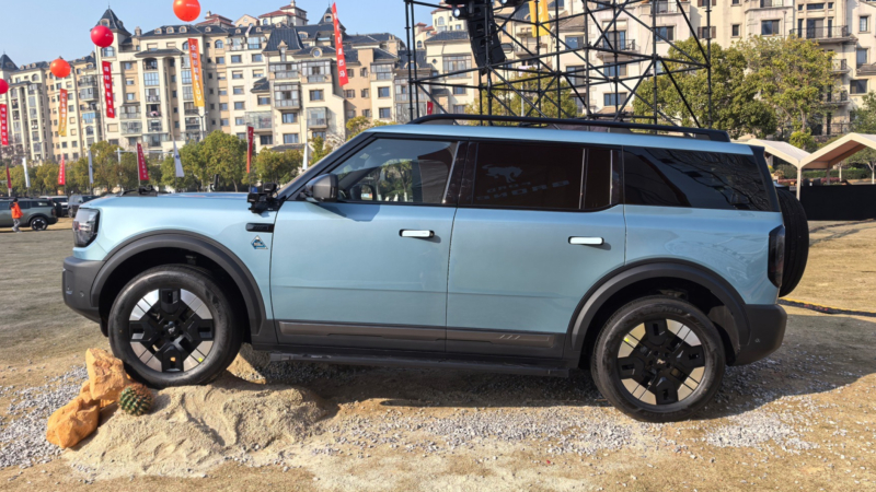 В Китае электрический внедорожник Ford Bronco поступил в продажу по цене 32 640 долларов США.