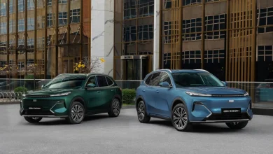 В России начались продажи гибридного кроссовера Geely EX5 EM-i, раскрыты цены и комплектации.