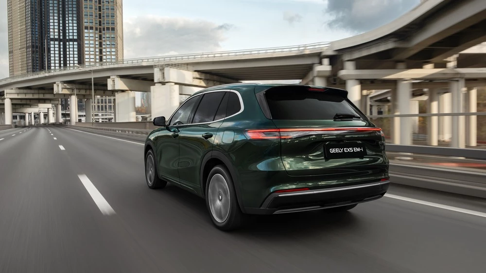 Гибридный кроссовер Geely EX5 EM-i сбоку сзади в динамике