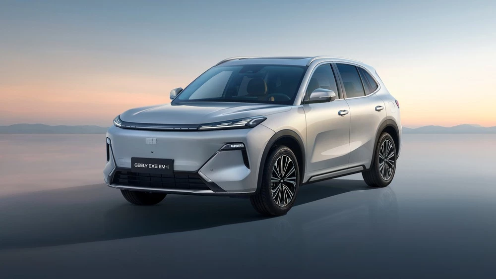 Гибридный кроссовер Geely EX5 EM-i спереди сбоку