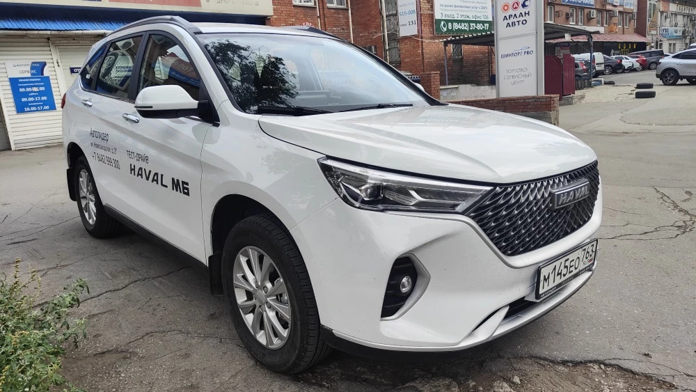 Haval M6 сбоку спереди