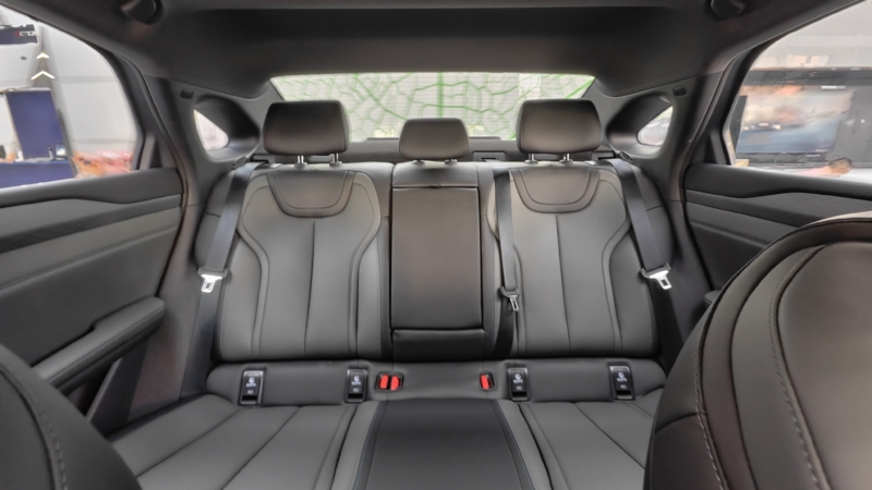 В Китае BYD Seal 6 EV демонстрирует заднеприводную версию с удивительно маневренным ходом.