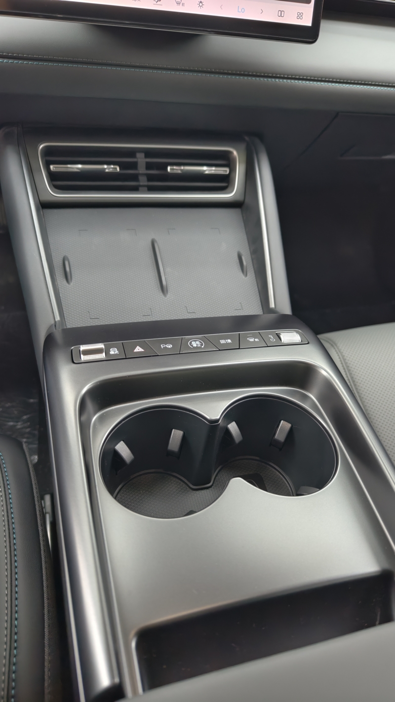 В Китае BYD Seal 6 EV демонстрирует заднеприводную версию с удивительно маневренным ходом.