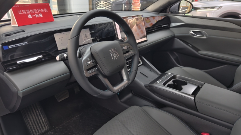 В Китае BYD Seal 6 EV демонстрирует заднеприводную версию с удивительно маневренным ходом.