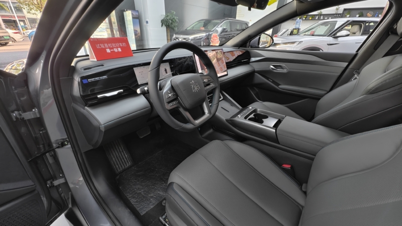 В Китае BYD Seal 6 EV демонстрирует заднеприводную версию с удивительно маневренным ходом.