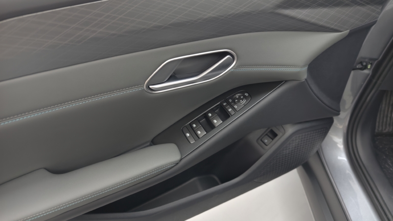 В Китае BYD Seal 6 EV демонстрирует заднеприводную версию с удивительно маневренным ходом.