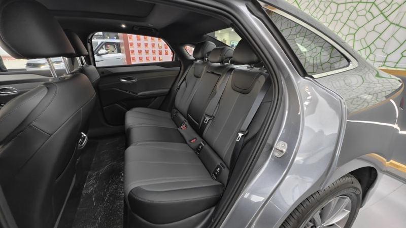 В Китае BYD Seal 6 EV демонстрирует заднеприводную версию с удивительно маневренным ходом.