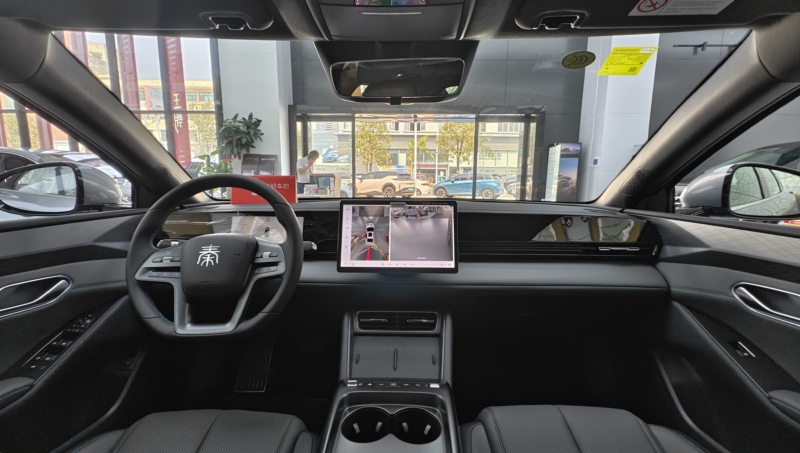 В Китае BYD Seal 6 EV демонстрирует заднеприводную версию с удивительно маневренным ходом.