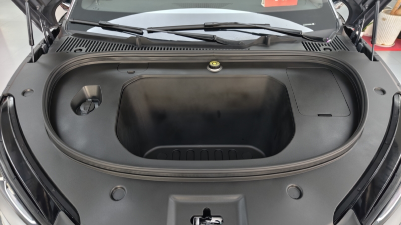 В Китае BYD Seal 6 EV демонстрирует заднеприводную версию с удивительно маневренным ходом.