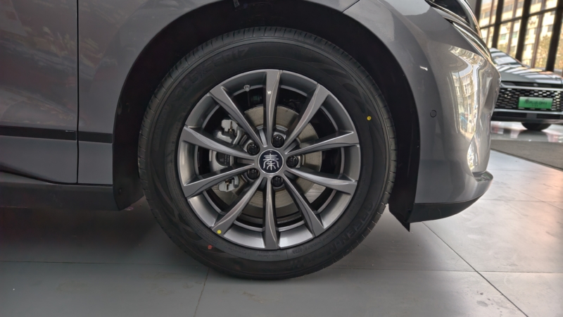 В Китае BYD Seal 6 EV демонстрирует заднеприводную версию с удивительно маневренным ходом.