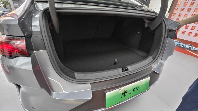 В Китае BYD Seal 6 EV демонстрирует заднеприводную версию с удивительно маневренным ходом.