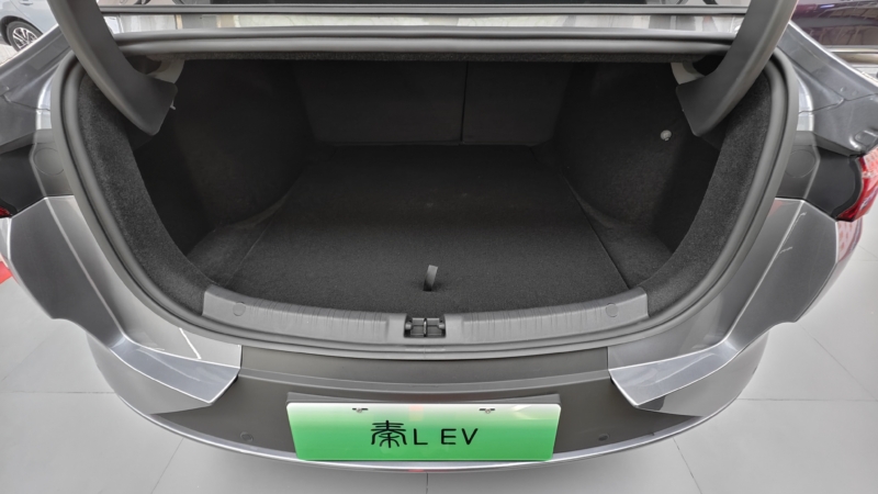 В Китае BYD Seal 6 EV демонстрирует заднеприводную версию с удивительно маневренным ходом.