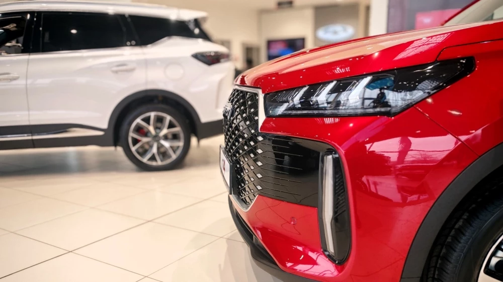 tenet кроссовер у дилера в автосалоне новый сбоку