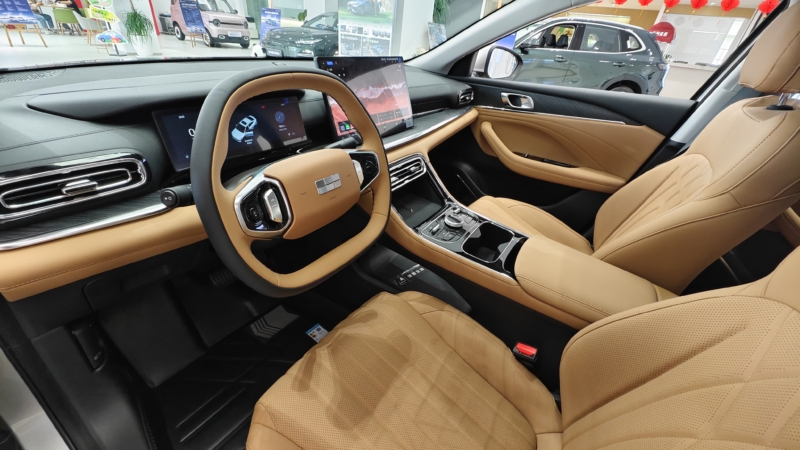 В Китае Geely Galaxy Starshine 6 PHEV бросает вызов BYD, соревнуясь в пространстве и динамике вождения