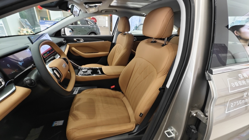 В Китае Geely Galaxy Starshine 6 PHEV бросает вызов BYD, соревнуясь в пространстве и динамике вождения