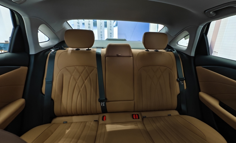 В Китае Geely Galaxy Starshine 6 PHEV бросает вызов BYD, соревнуясь в пространстве и динамике вождения