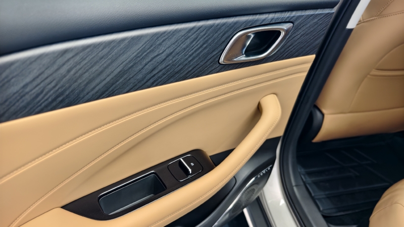 В Китае Geely Galaxy Starshine 6 PHEV бросает вызов BYD, соревнуясь в пространстве и динамике вождения