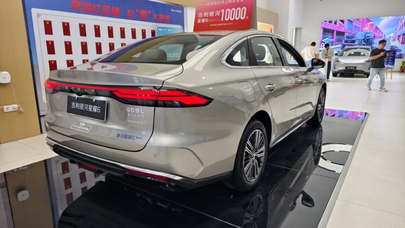 В Китае Geely Galaxy Starshine 6 PHEV бросает вызов BYD, соревнуясь в пространстве и динамике вождения