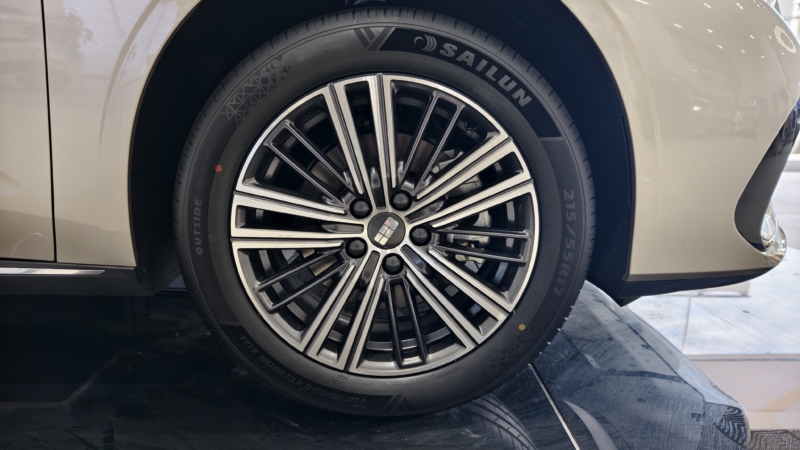 В Китае Geely Galaxy Starshine 6 PHEV бросает вызов BYD, соревнуясь в пространстве и динамике вождения