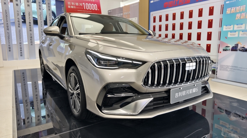 В Китае Geely Galaxy Starshine 6 PHEV бросает вызов BYD, соревнуясь в пространстве и динамике вождения
