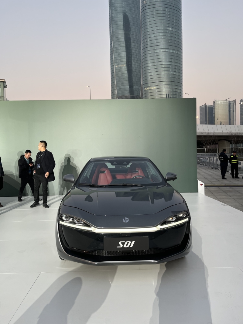 В Китае Leapmotor представил свой первый MPV D99, который стал флагманом D-серии.