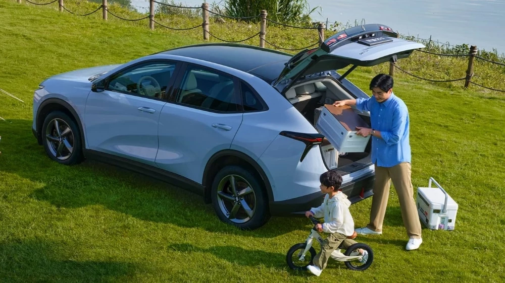 кроссовер JMEV Yichi 05S амберавто А7 сбоку сзади багажник отец ребенок