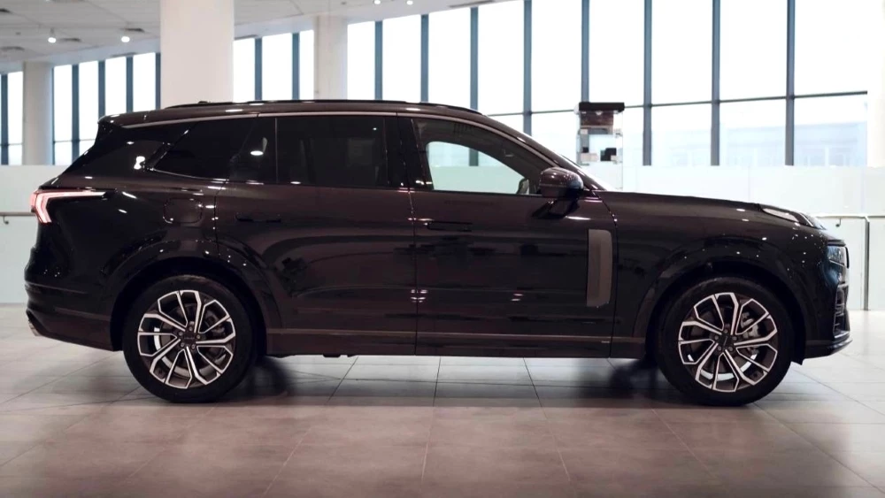 Автомобиль Lixiang в шоуруме Борисхоф сбоку у дилера в автосалоне