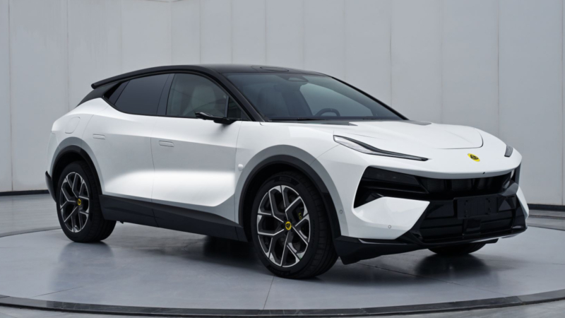 В Китае Lotus Eletre PHEV предложит до 355 км запаса хода на электротяге с батареей 70 кВтч.