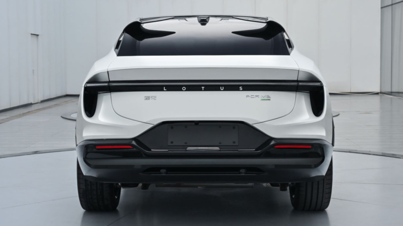 В Китае Lotus Eletre PHEV предложит до 355 км запаса хода на электротяге с батареей 70 кВтч.