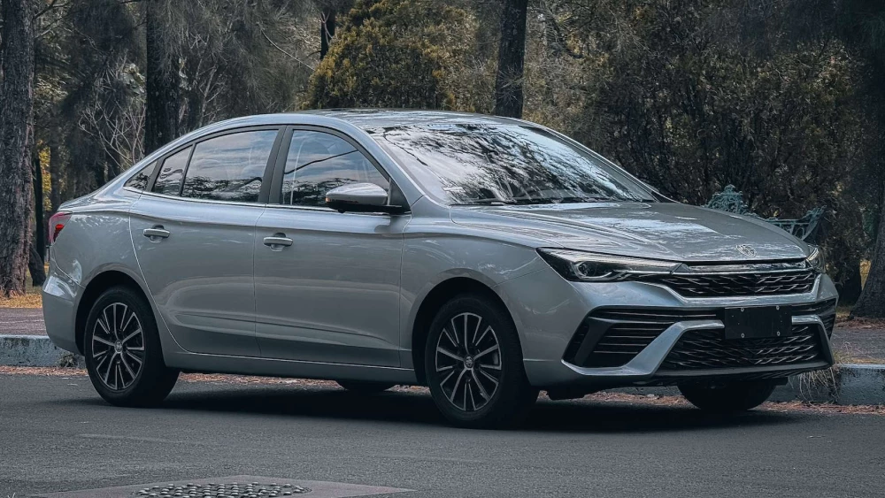 седан mg 5 ap31 обновленный сбоку спереди серый