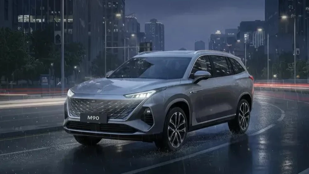 Новый кроссовер «Москвич М90» спереди сбоку в динамике