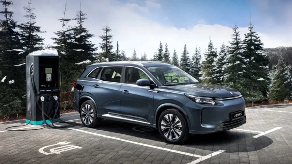 evolute i-space гибридный кроссовер сбоку спереди