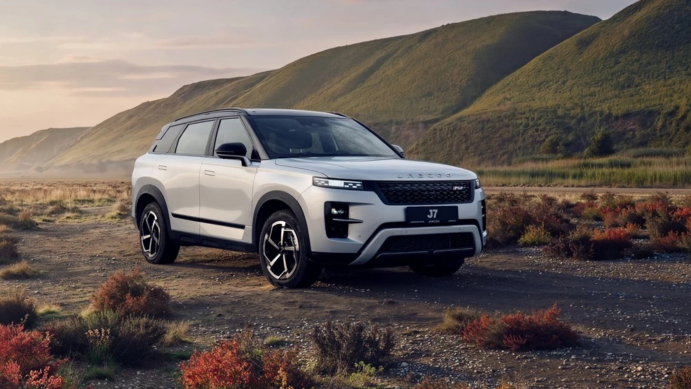 Новый кроссовер Jaecoo J7 спереди сбоку