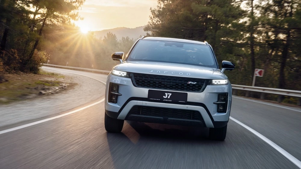Новый кроссовер Jaecoo J7 спереди в динамике