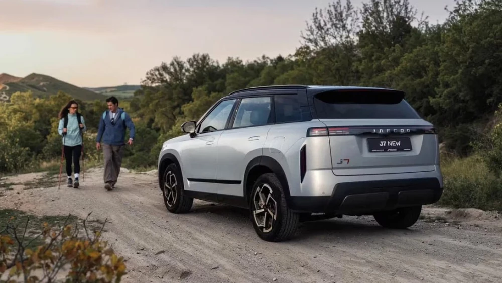 Обновленный Jaecoo J7 вышел на рынок России и подешевел кроссовер серебряный сбоку сзади